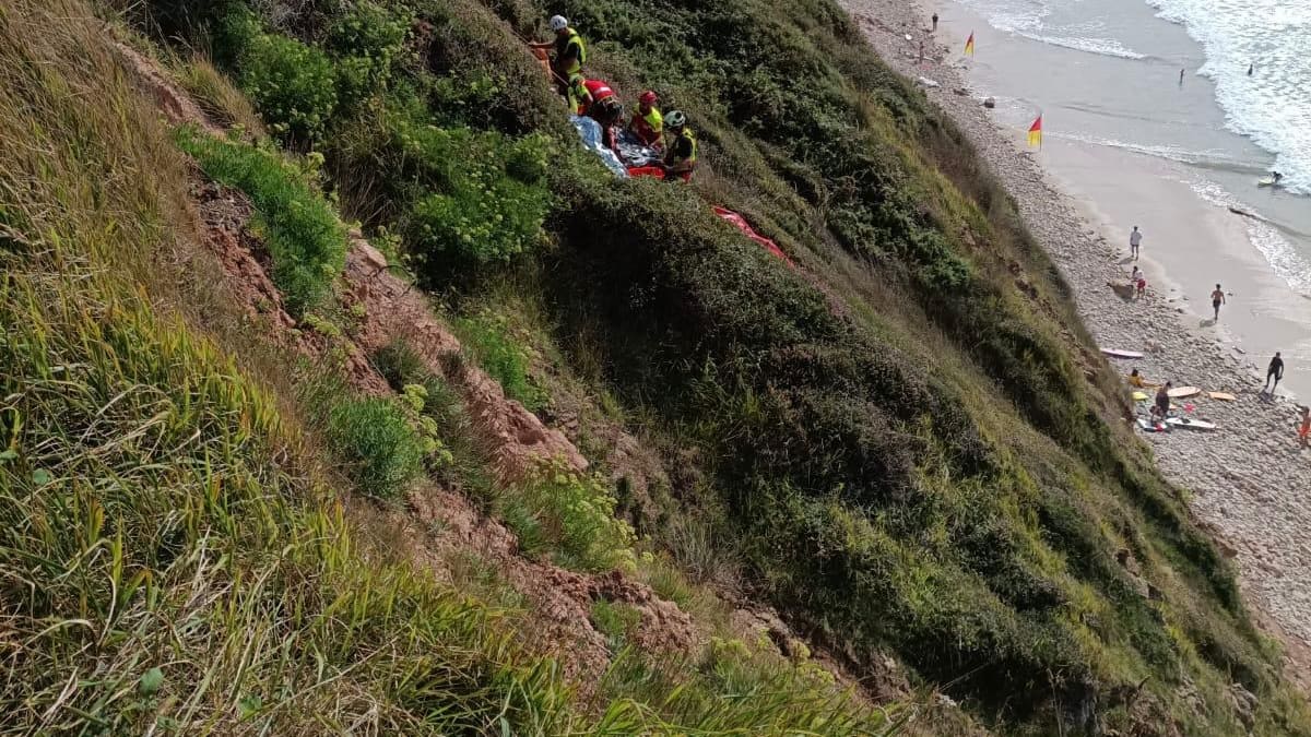Un parapentista francés sufre traumatismos al chocar con un acantilado en San Vicente de la Barquera