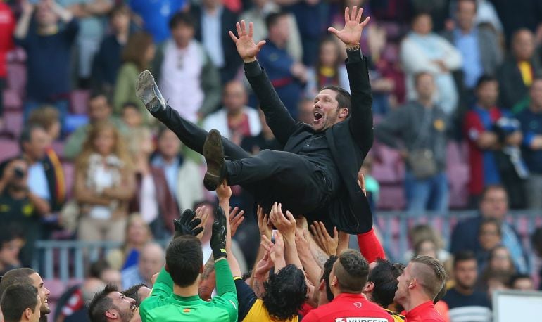 Diego Pablo Simeone es manteado por los jugadores tras lograr la Liga en el Camp Nou.