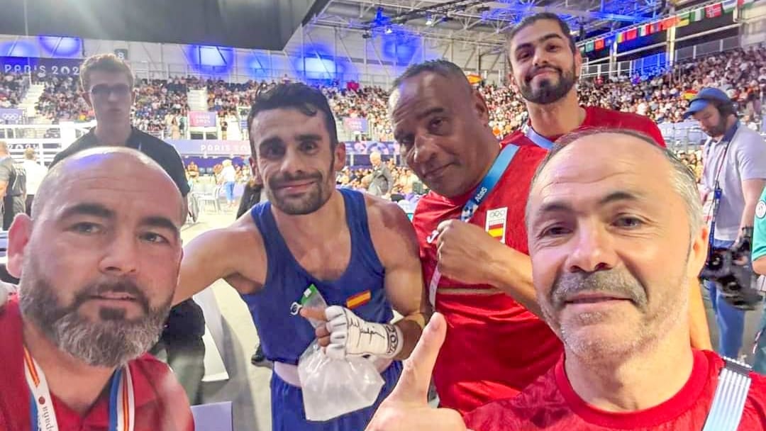 José Quiles celebra la victoria junto a su equipo