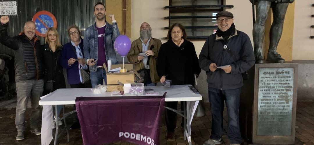 Militantes de Unidas Podemos Leganés en una mesa informativa