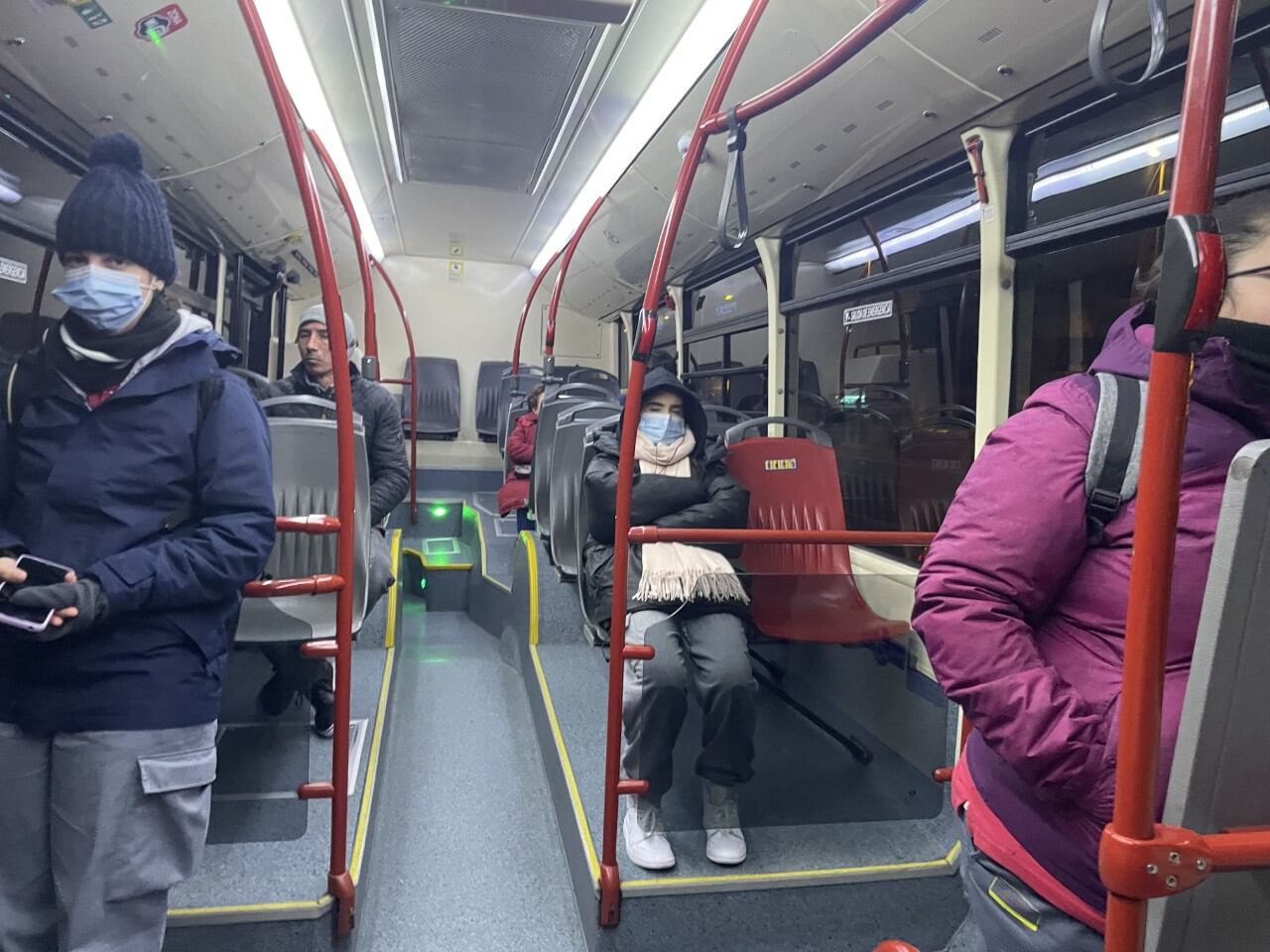 Usuarios en la línea C4 de un autobús de Tussam en el primer día en el que las mascarillas no son obligatorias en el transporte público..