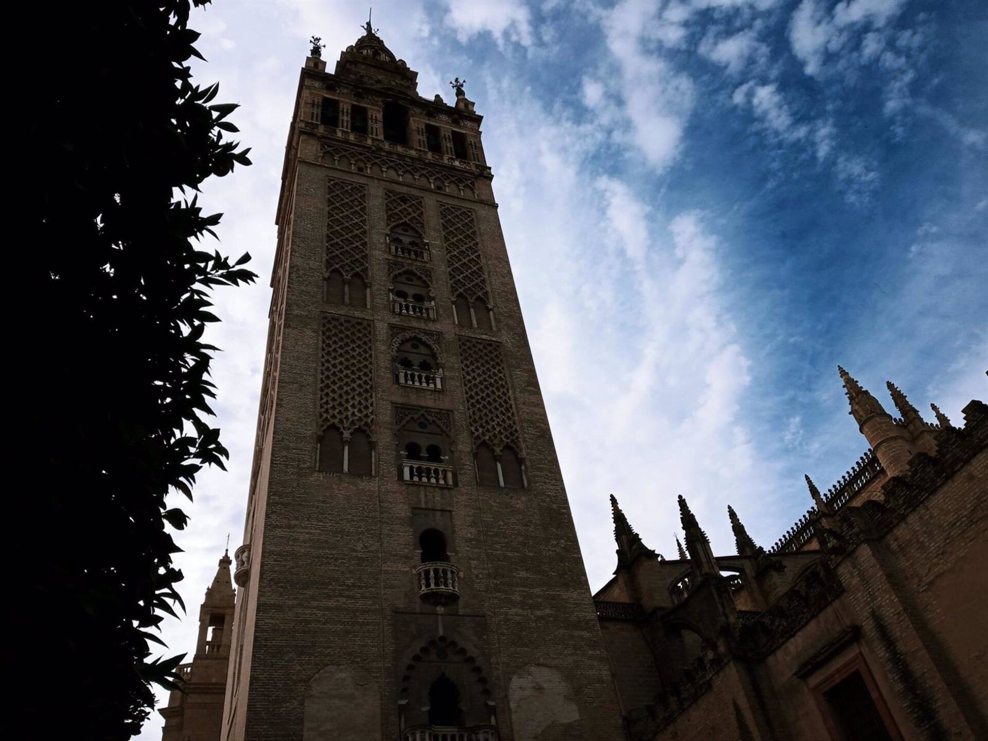 Aspecto de esta misma mañana de la cara norte de la Giralda