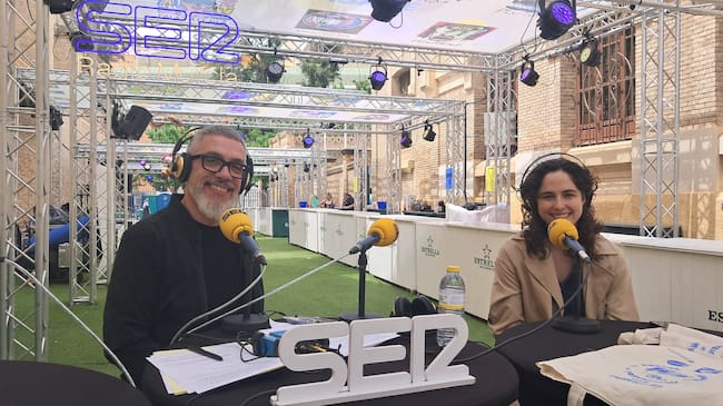 La productora, compositora y Dj murciana Hoonine, ha publicado este viernes su nuevo EP 'Una foto al sol' y lo hemos celebrado con su visita a Hoy por hoy.