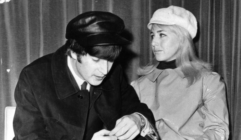 Fotografía de archivo de John Lennon y Cynthia Lennon.