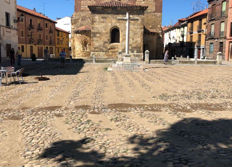 La arena cubre buena parte de los cantos rodados en la Plaza del Grano