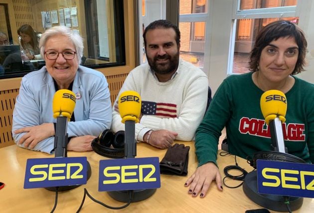 Mª José Candel, primera por la izquierda, junto a Pablo Guzmán y Elisa Reche, en los estudios de Radio Murcia. Foto archivo