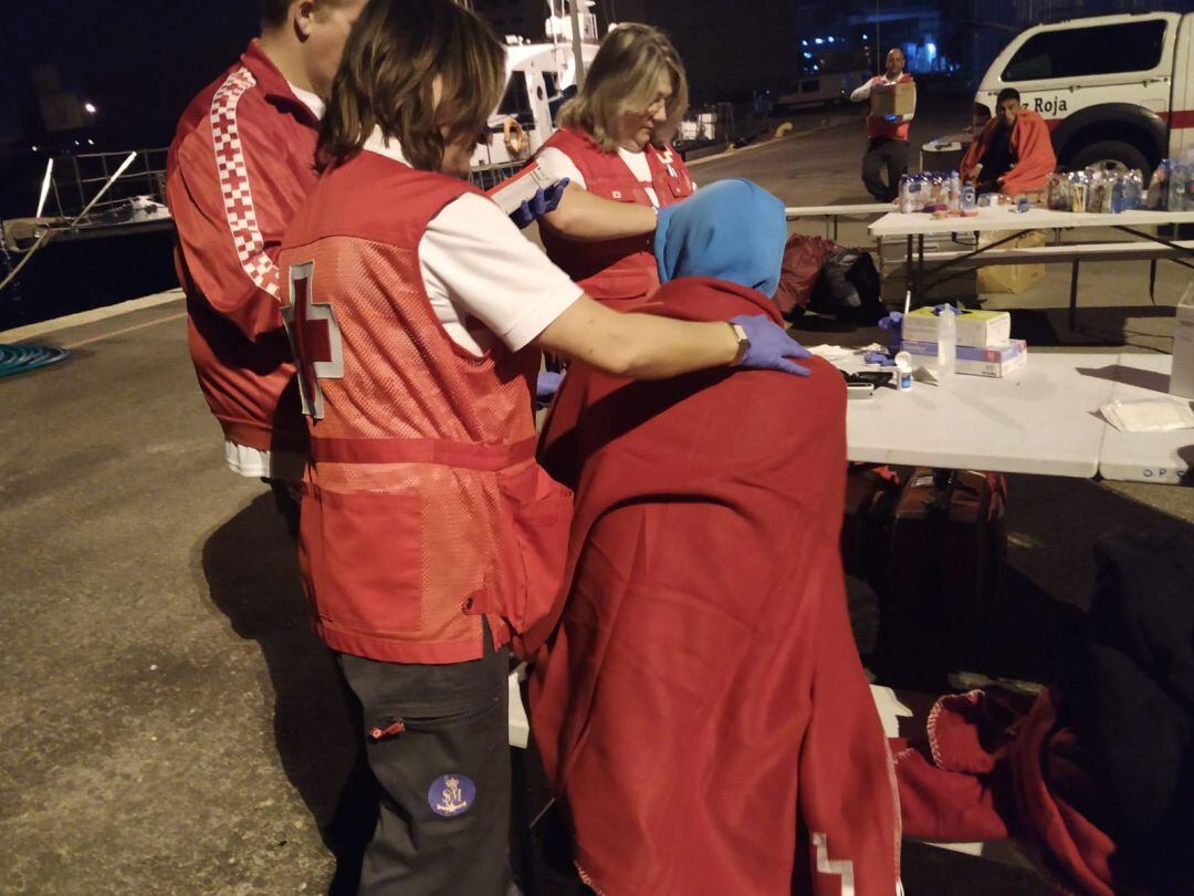 Imagen de archivo de una de las atenciones de este fin de semana a los inmigrantes llegados a las costas de Alicante