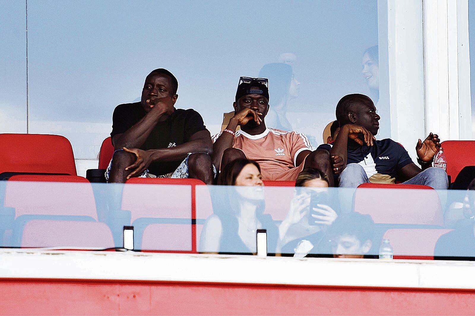 El nuevo futbolista del Almería (el primero de izquierda a derecha) viendo el Almería-Granada.