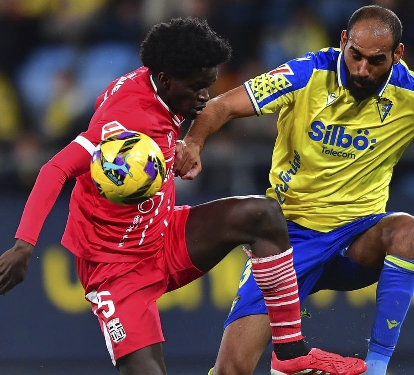 Ndiaye disputa un balón con Fali