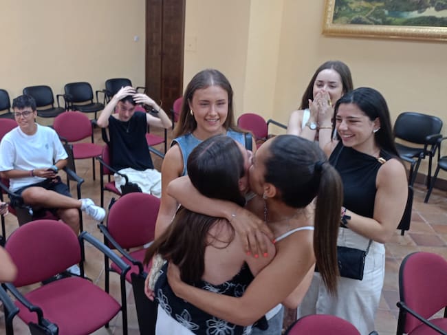 Ana recibe el abrazo de una amiga