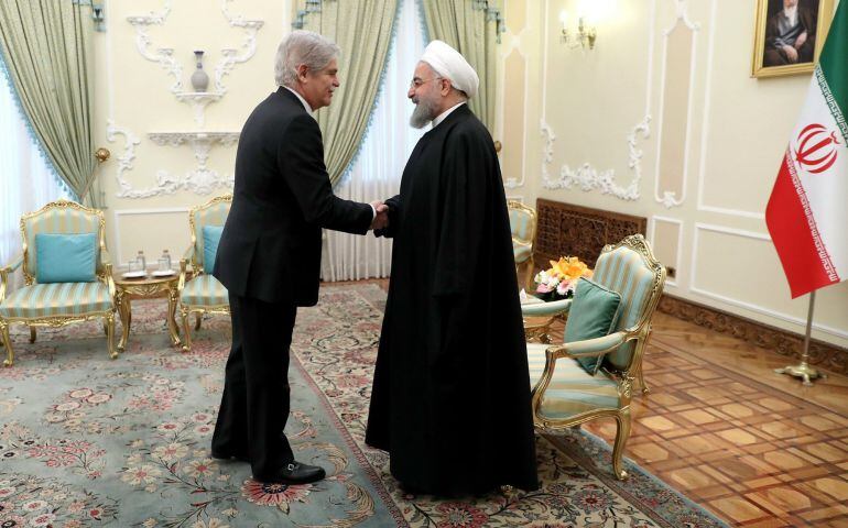 El presidente iraní, Hasan Rohaní (d), da la bienvenida al ministro español de Exteriores, Alfonso Dastis, durante su reunión en Teherán