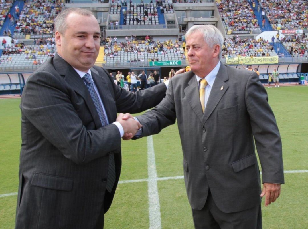 El presidente de la UD Las Palmas, Miguel Ángel Ramírez, junto al exjugador José Manuel León 
 
 
 