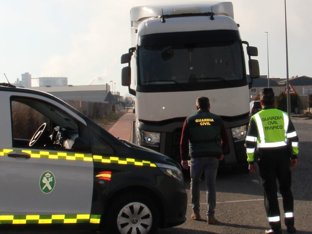 Imagen de los agentes del Instituto Armado con el camionero
