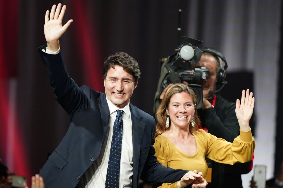 El primer ministro canadiense Justin Trudeau y su mujer Sophie Gregoire celebran la victoria en las elecciones.