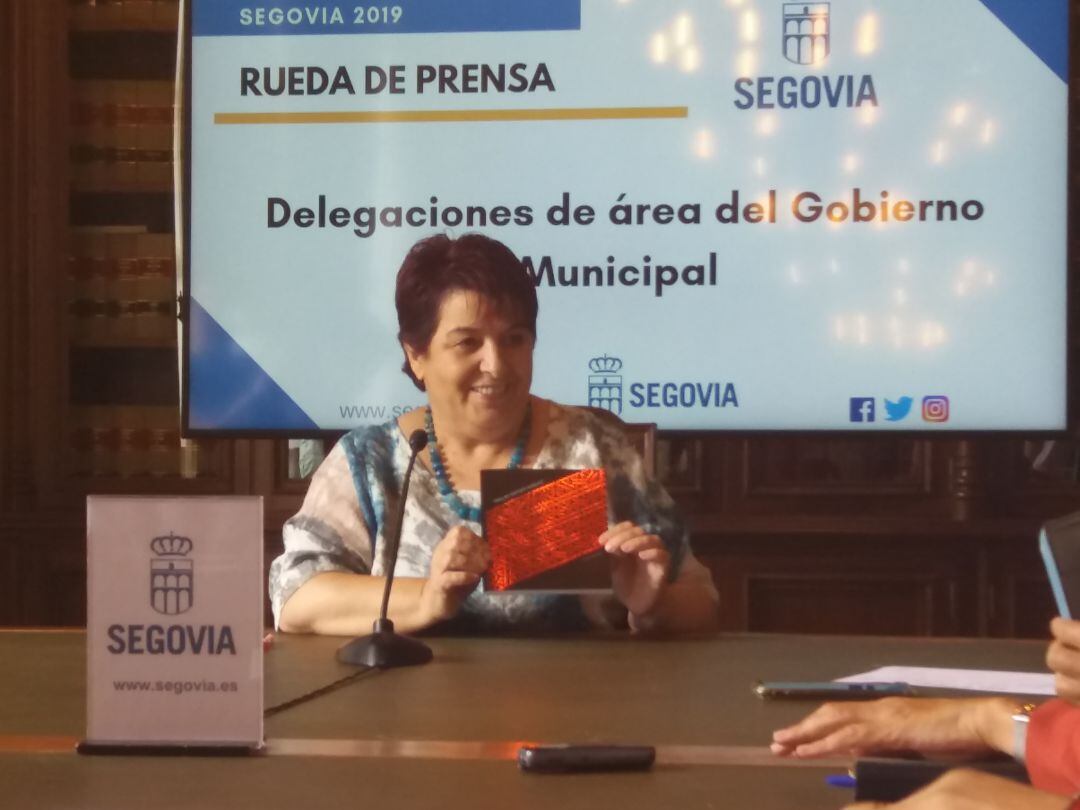 La alcaldesa Clara Luquero muestra su &#039;cuaderno rojo&#039; donde tiene escrito la organización del equipo de Gobierno.