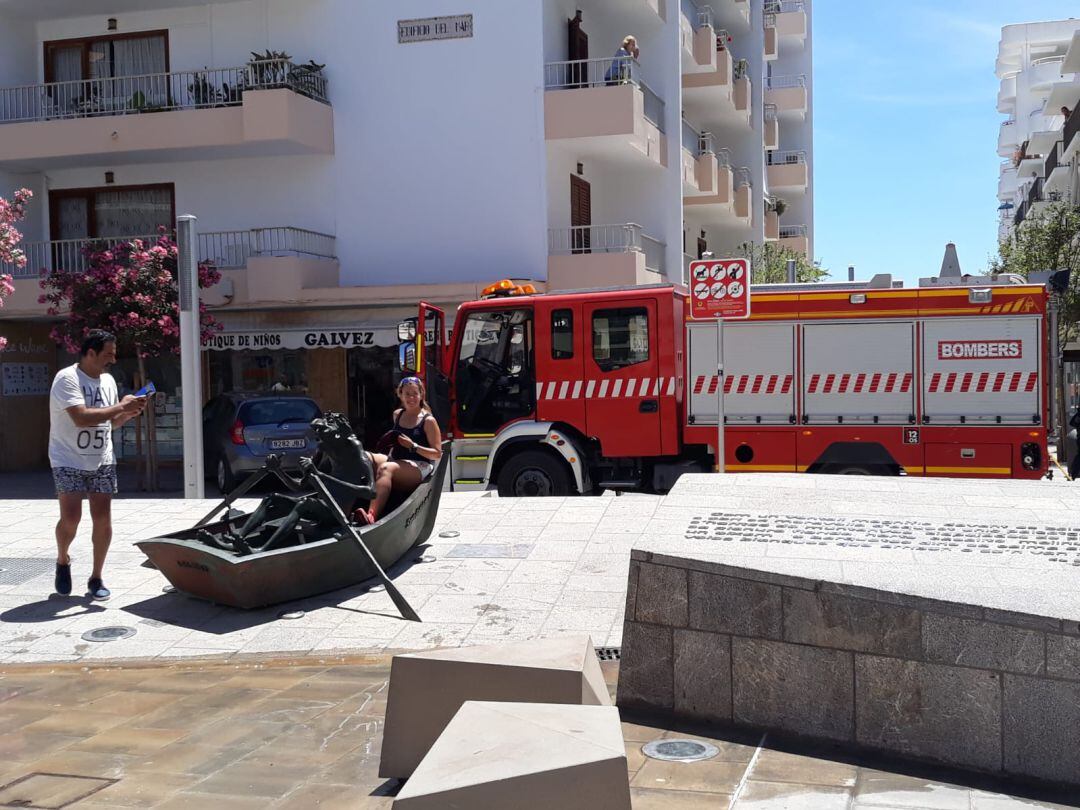 Un momento durante la intervención de los bomberos