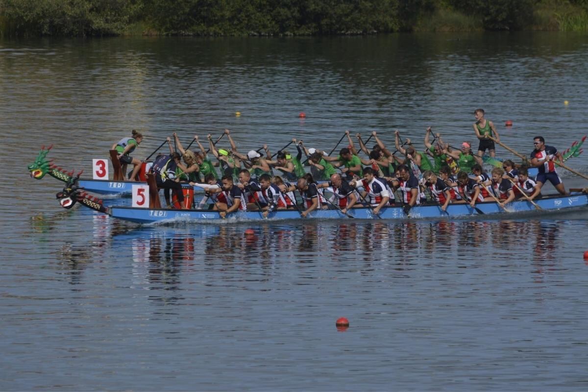 Los palistas del CN de Santa Lucía, de verde, durante la competición