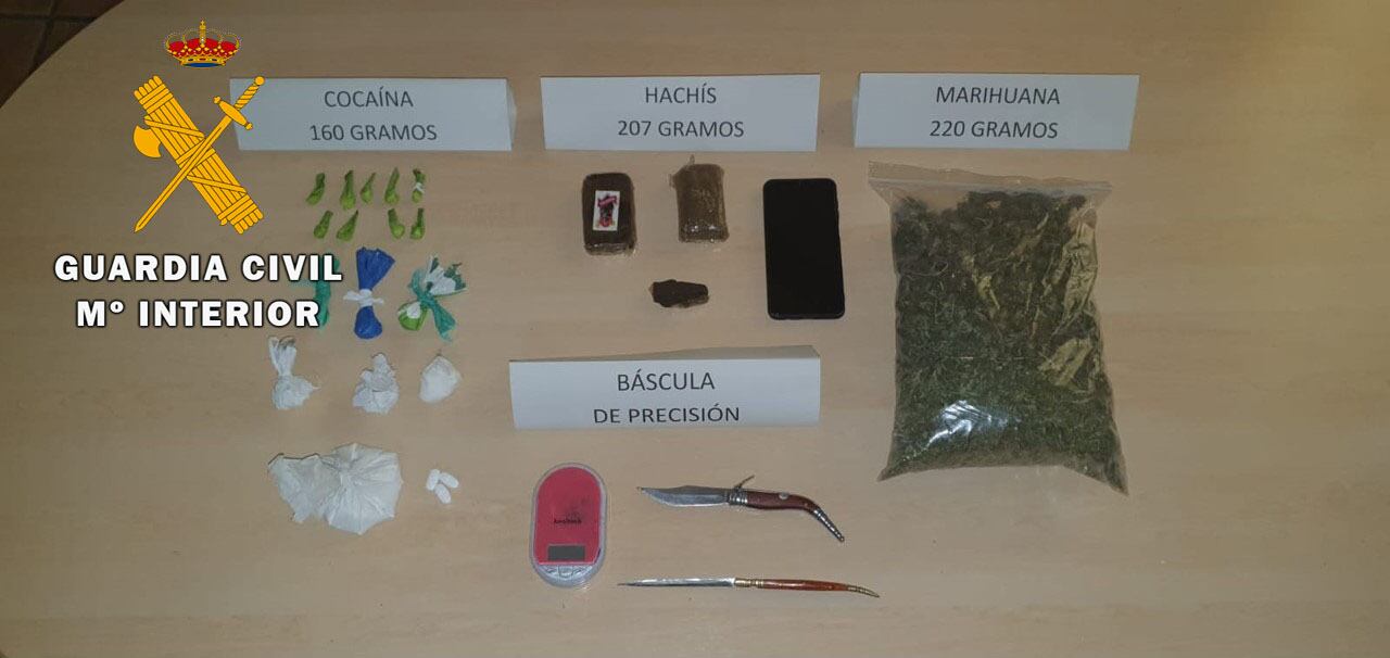 Objetos de los que se ha incautado la Guardia Civil.