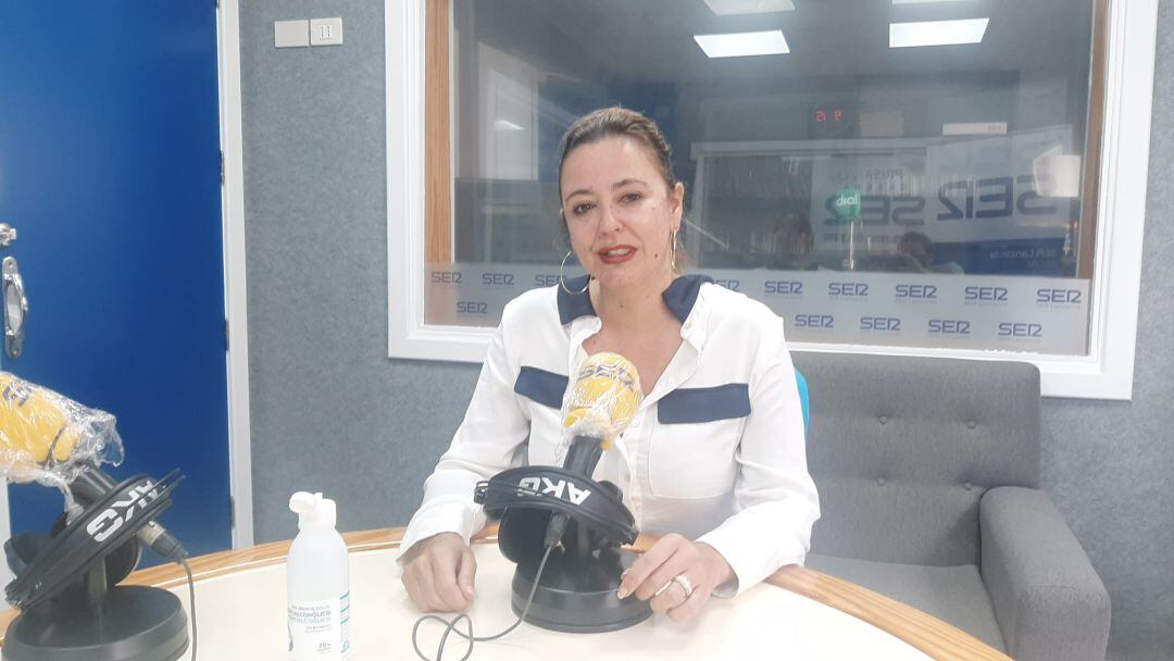 La presidenta del Cabildo de Lanzarote, Maria Dolores Corujo, en los estudios de SER Lanzarote.