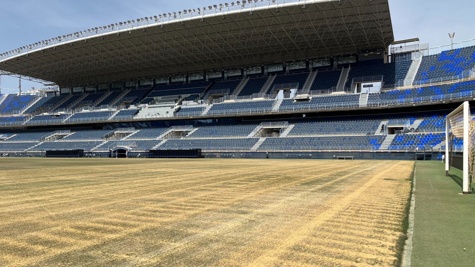 El estadio de La Rosaleda cambia de césped para el comienzo del campeonato