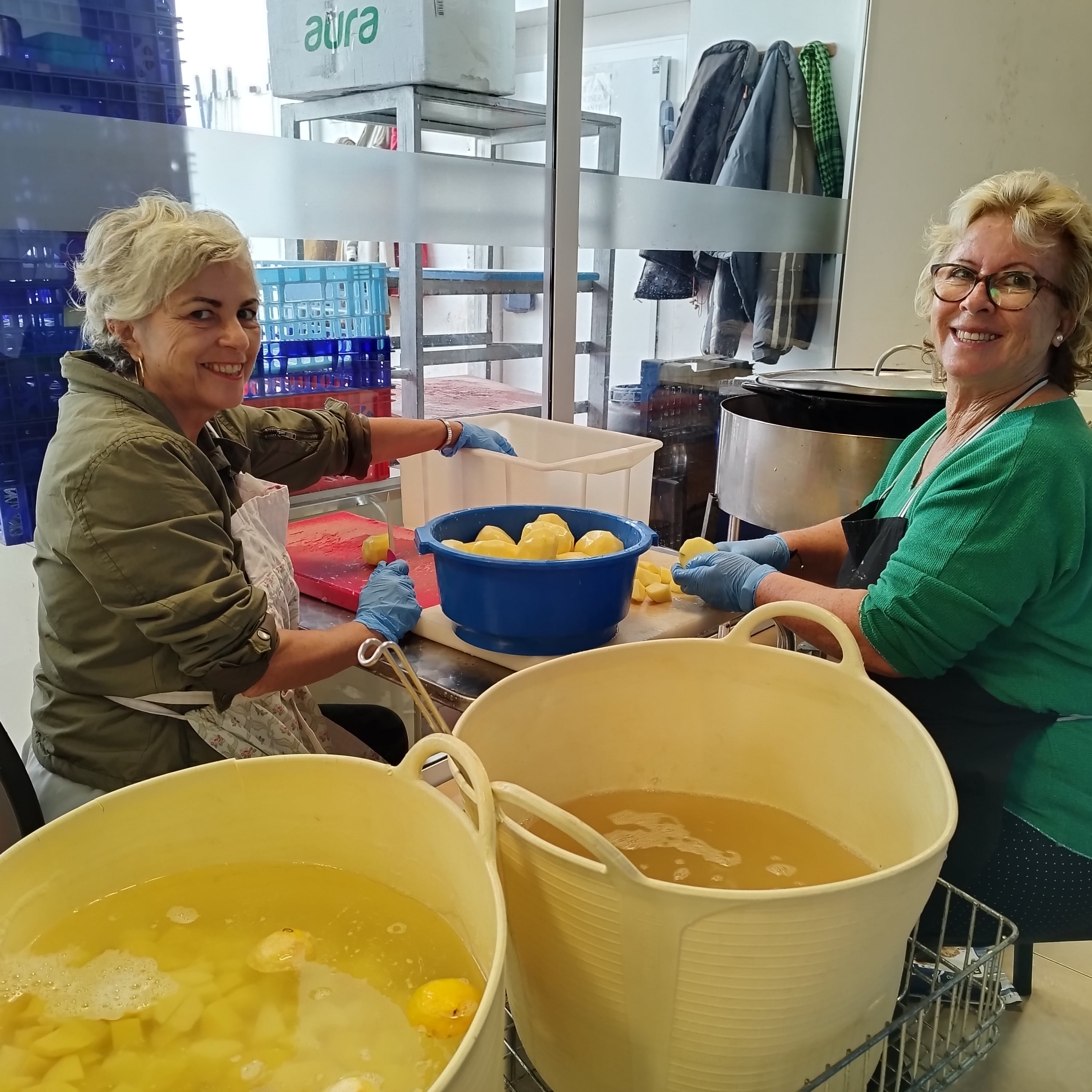 Dos voluntarias del Comedor Social de Gandia.