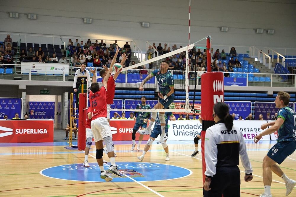 Dura derrota de Unicaja Costa de Almería frente a un Cisneros La Laguna que ofreció una excelente demostración de bloqueo y defensa.