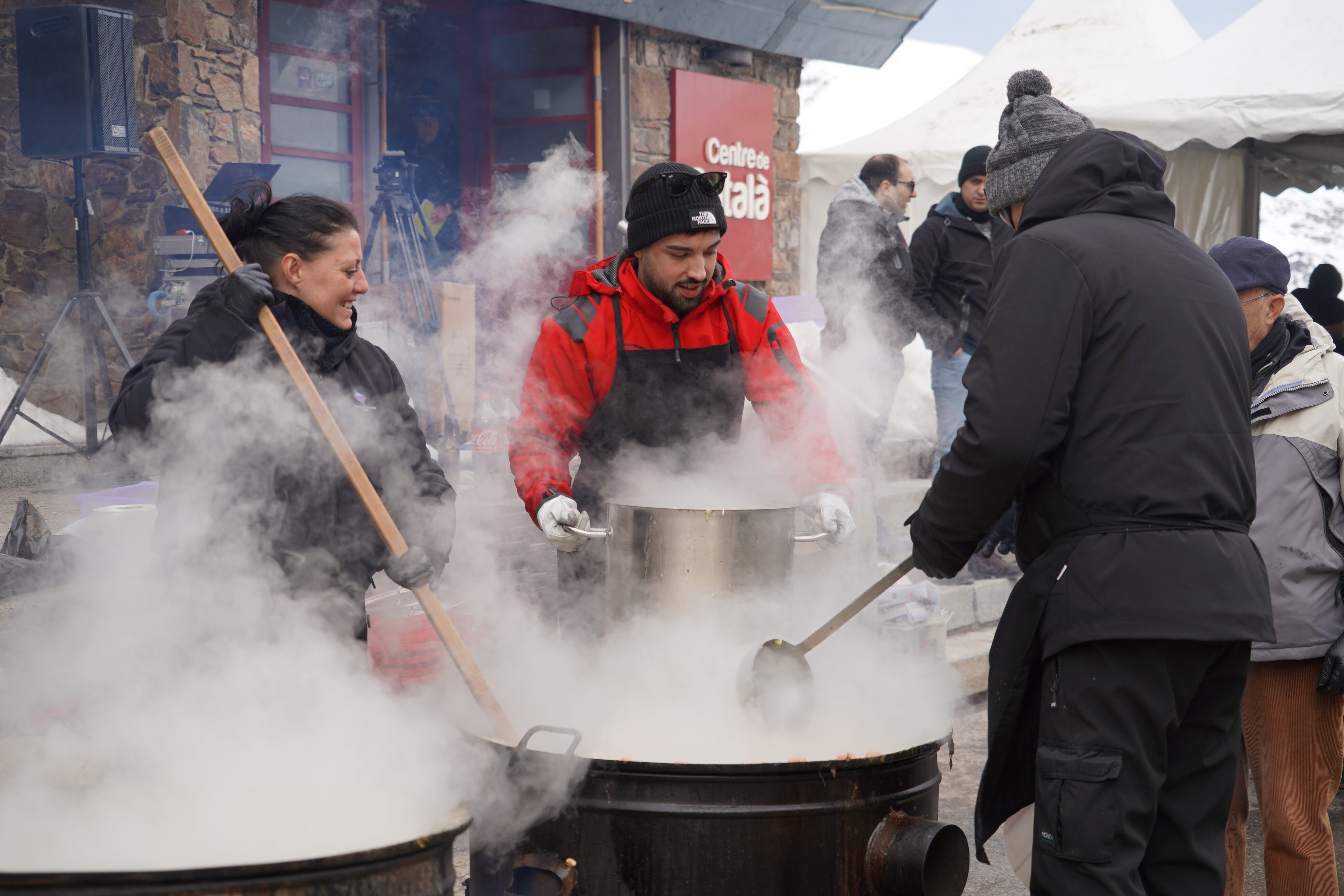 Una quinzena de voluntaris han ajudat a l'escudellaire major, Àlex Arnó, a preparar les racions