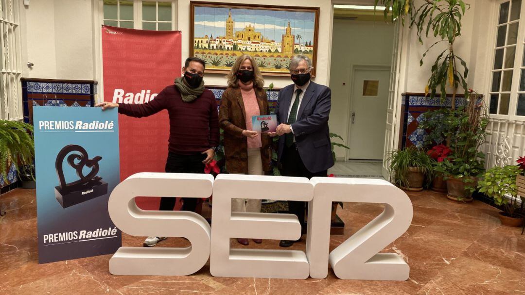 De izqda a drcha. Carlos Oliveros, coordinador de Musicales; Blanca Parejo, directora Fundación Arte y Cultura, Alalá; y Antonio Yélamo, director de la Cadena Ser en Andalucía.