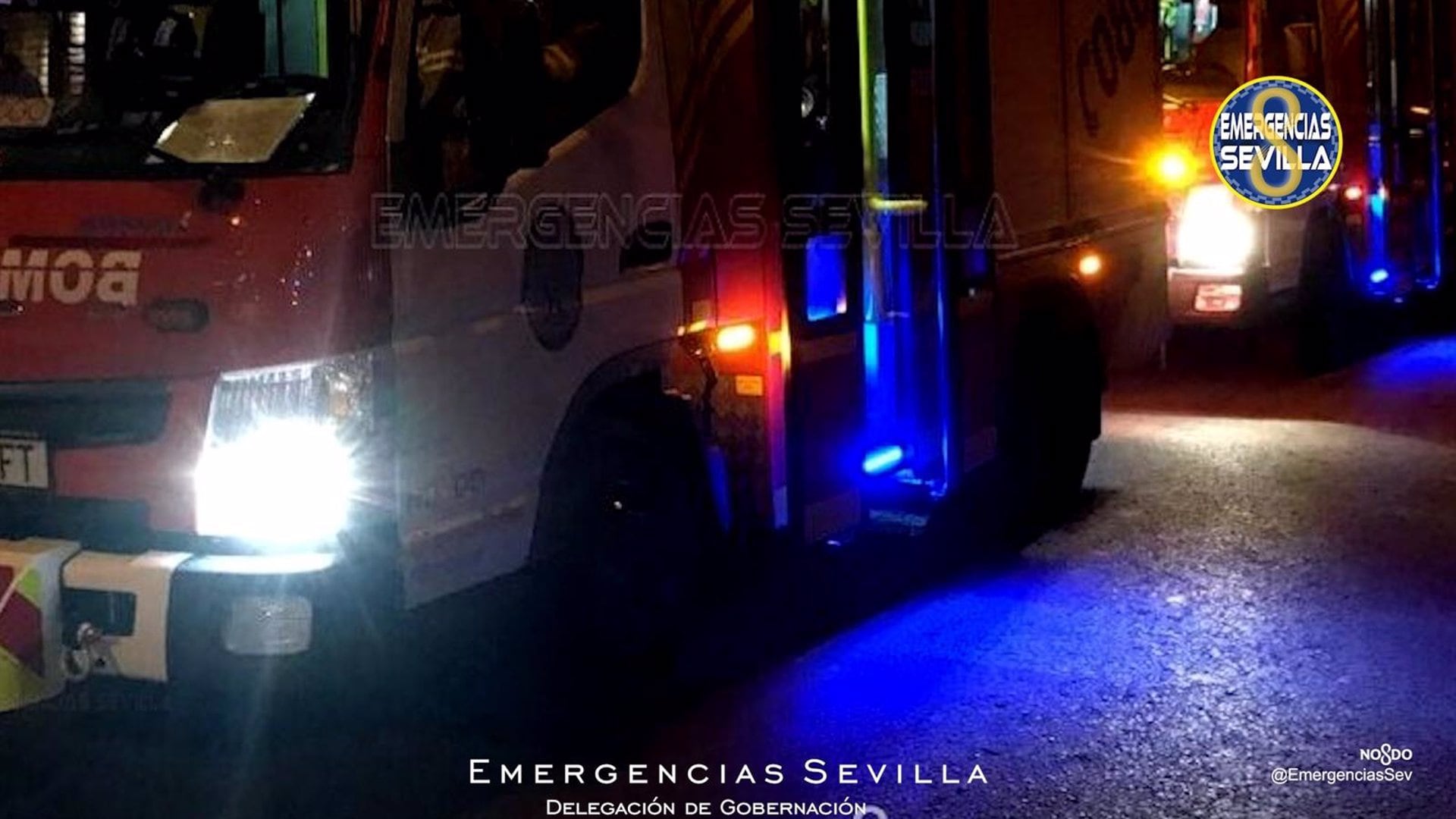 Dotación de los Bomberos que se desplazó hasta el lugar del siniestro, en la calle Candela/ Emergencias Sevilla