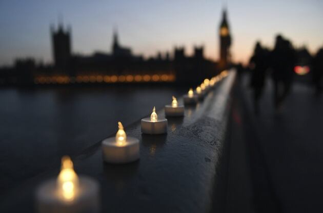 Vista de unas velas de plástico en el puente de Westminster