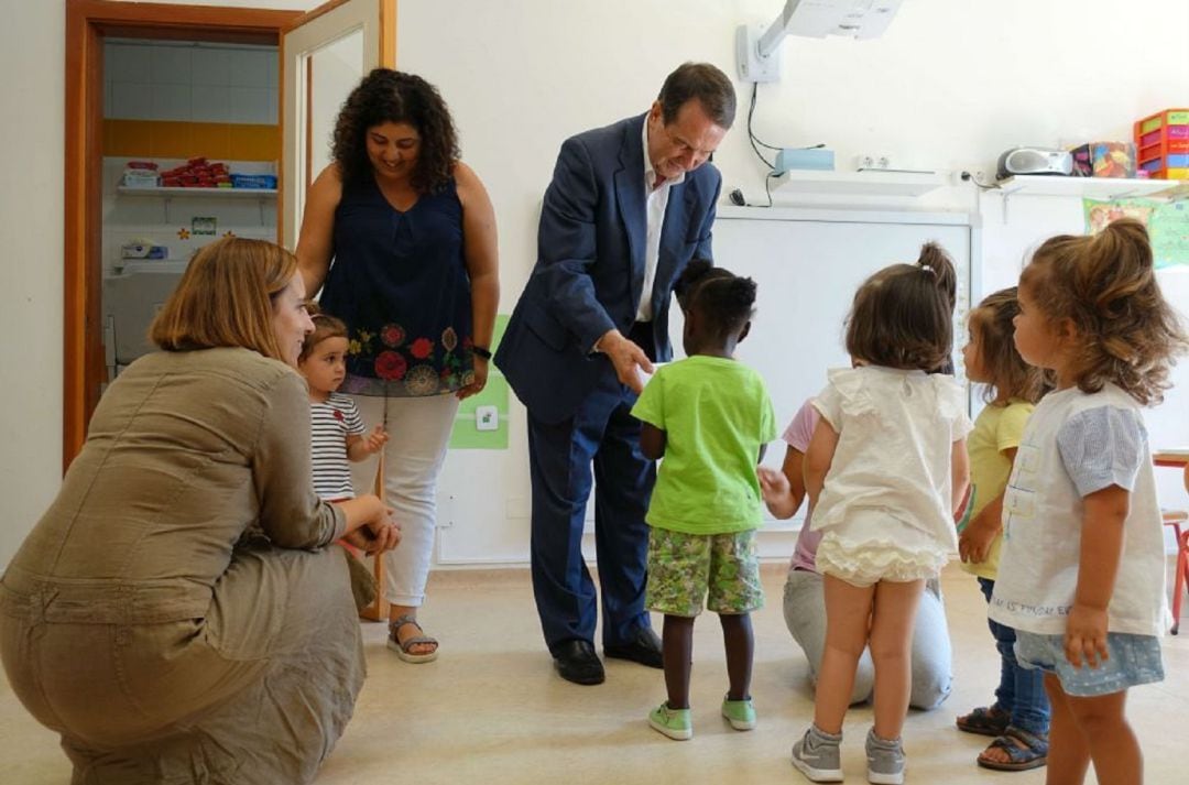 El alcalde en una imagen de archivo en una escuela infantil