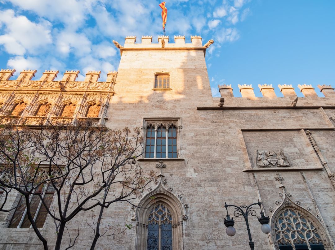 Parte de la fachada exterior del edificio histórico de La Lonja de la Seda en Valencia o Lonja de los Mercaderes