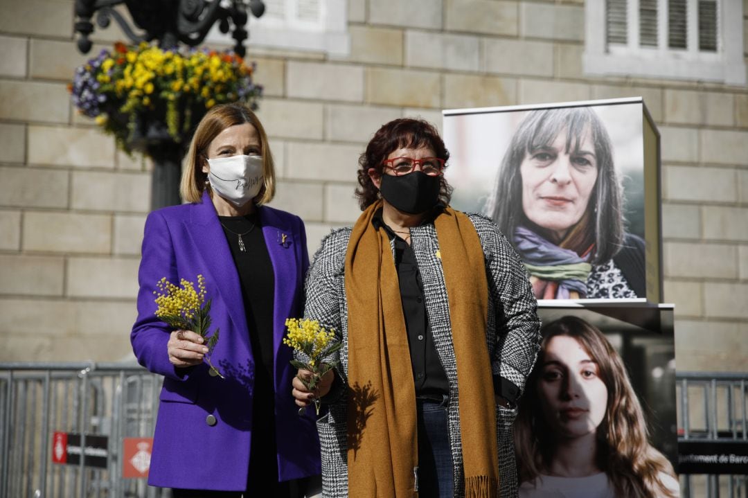 La expresidenta del Parlament, Carme Forcadell, y la exconsellera Dolors Bassa, durante un acto electoral sobre feminismo en la plaza Sant Jaume de Barcelona el pasado 3 de febrero