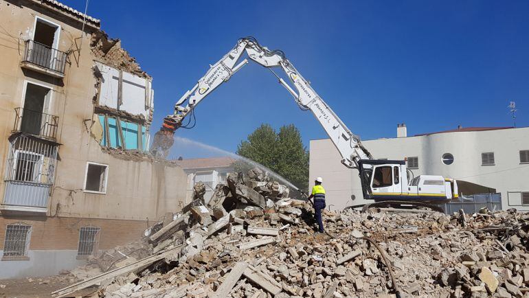 Foto de archivo de demolición de edificios en el barrio de Santa Adela (Granada)