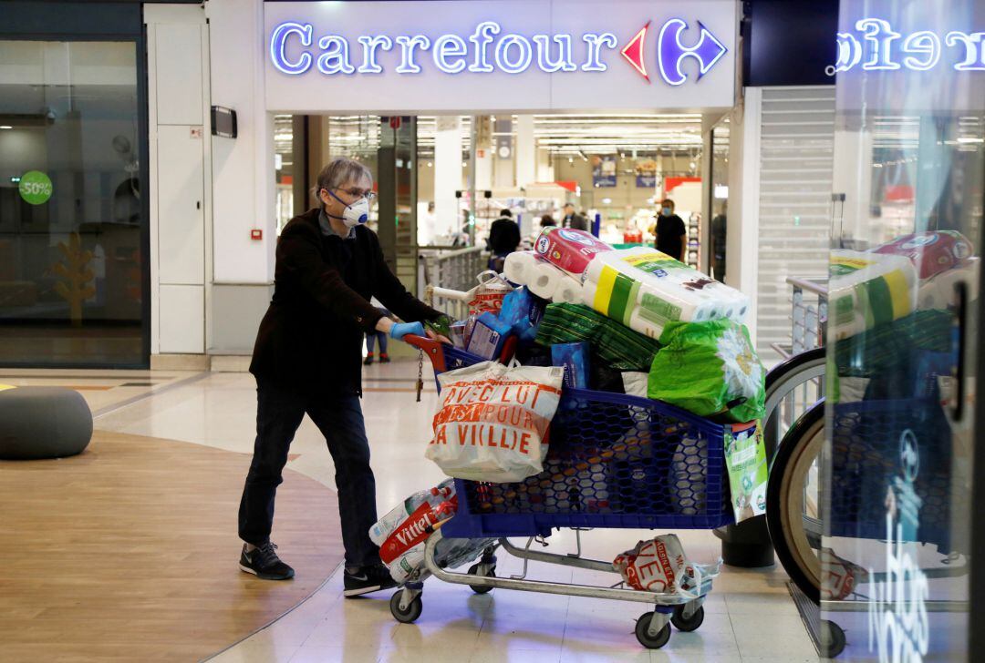 Un cliente frente a un hipermercado Carrefour