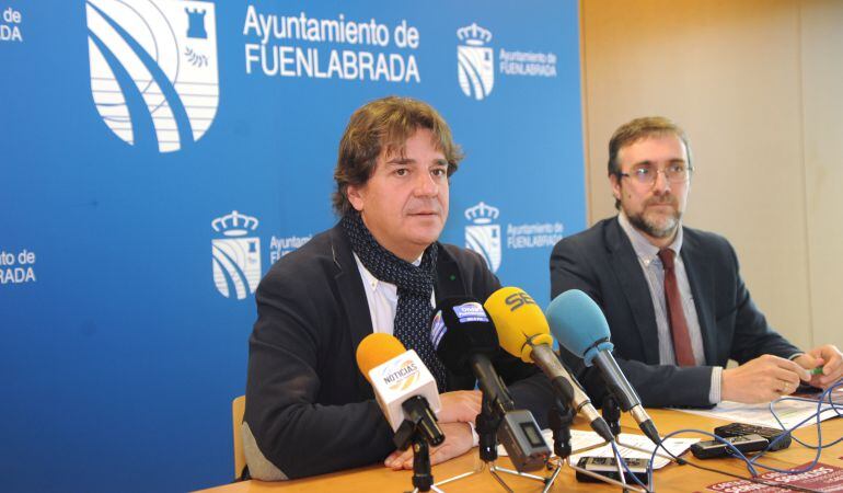 El alclade de Fuenlabrada y el concejal de Empleo presentan la Carta de Servicios del CIFE.