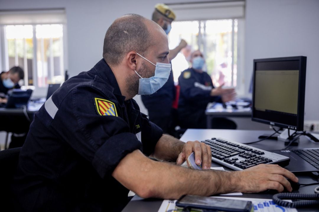 Un militar de la UME trabaja en su puesto el mismo día de la presentación de la ‘Operación Baluarte’, en la Base Aérea de Torrejón de Ardoz, Madrid.