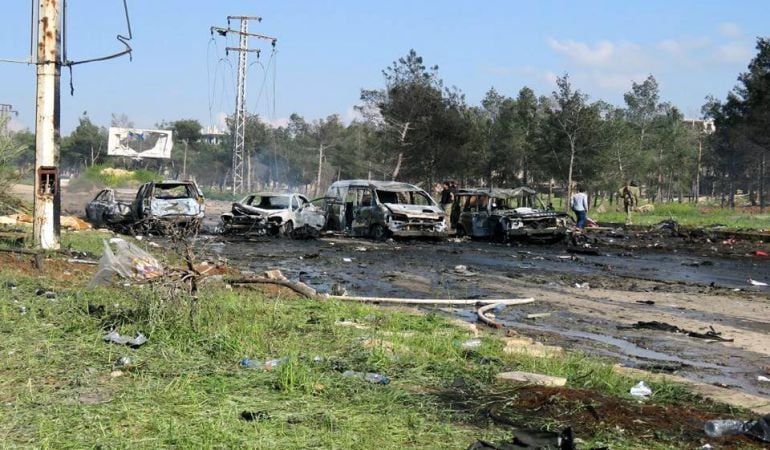 Varios coches y autobuses que intentaban trasladar evacuados al norte de Alepo fueron atacados.