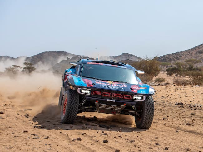 -FOTODELDÍA- Bisha (Saudi Arabia), 03/01/2025.- El piloto español Carlos Sainz y su copiloto Lucas Cruz conducen su Ford M-Sport durante la etapa prólogo del Rally Dakar 2025 en Bisha, Arabia Saudí. EFE/Gerard Laurenssen