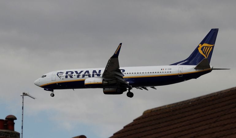 Un avión de Ryanair, a punto de aterrizar.