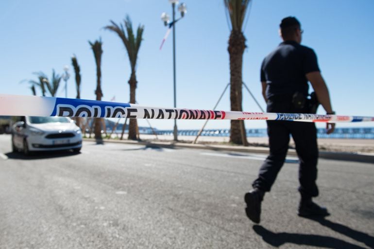 La policía bloquea la primera línea de playa del Paseo de los Ingleses en Niza