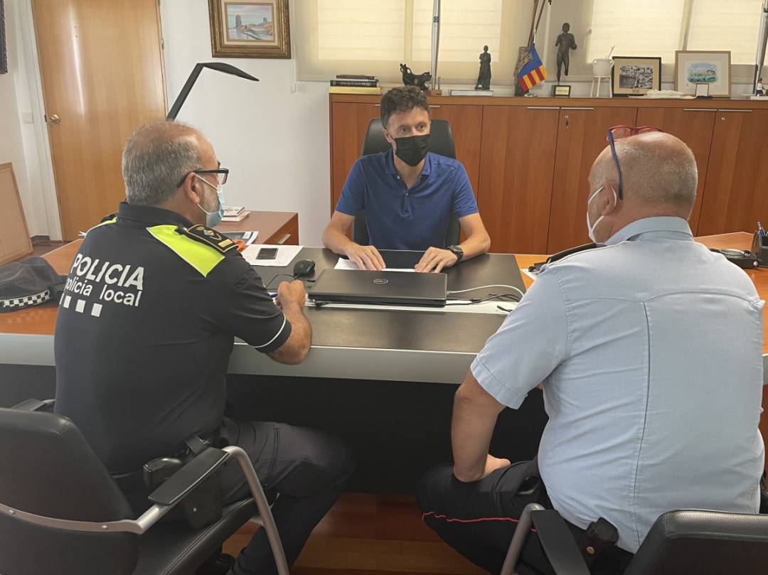 Una reunió de l&#039;alcalde de l&#039;Escala, Víctor Puga, amb Policia Local i Mossos