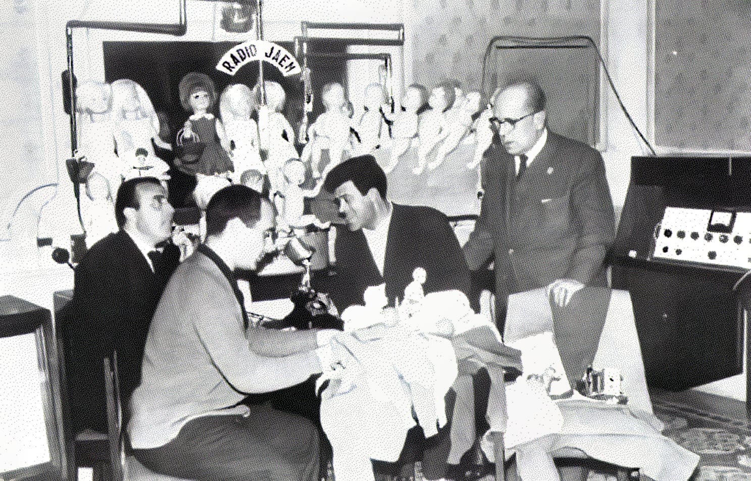 Francisco Martínez, Ángel del Arco y Lorenzo Molina, junto al director de la emisora durante un programa benéfico.