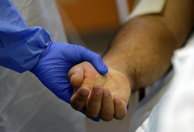 Tomando de la mano de un paciente ingresado en el Hospital General de Praga.