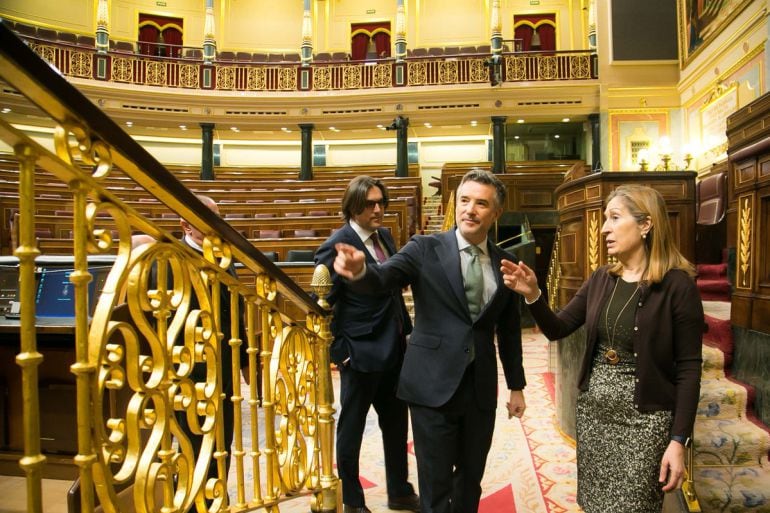 El Síndic General, Vicenç Mateu, visita el Congrés dels Diputats espanyol acompanyat de la seva presidenta, Ana Pastor.