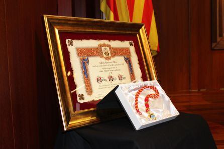 Pergamino de homenaje con el título de Hijo Predilecto y la Medalla de Oro de la ciudad