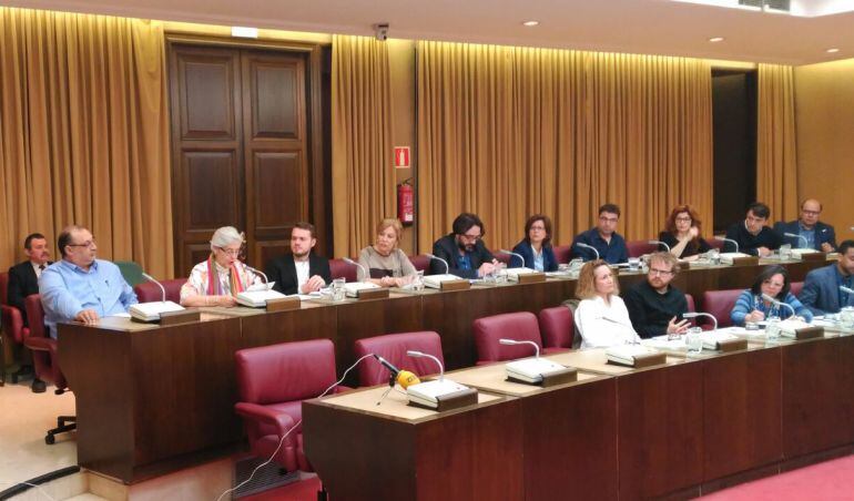 En la esquina de la mesa superior, los dos intervinientes de 'Bienvenidos Refugiados Albacete', Mustafá Snabi y María Luisa Palacios