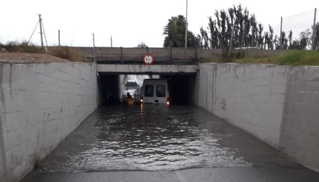 Furgoneta atrapada en un túnel de Alfafar