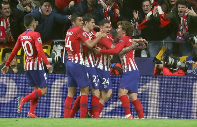 Los jugadores del Atlético celebran el gol de Giménez.