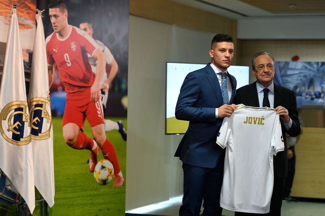 Jovic y Florentino Pérez, en la presentación del delantero serbio como nuevo jugador del Real Madrid.